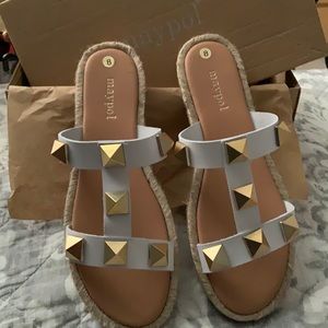 Women’s NWT maypol sandal 8 white with gold studs